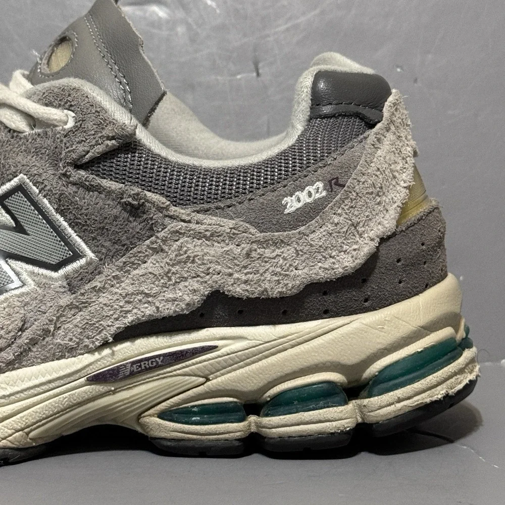 New Balance 2002R Protection Pack Rain Cloud M2002RDA Men's Size 7.5 Distressed